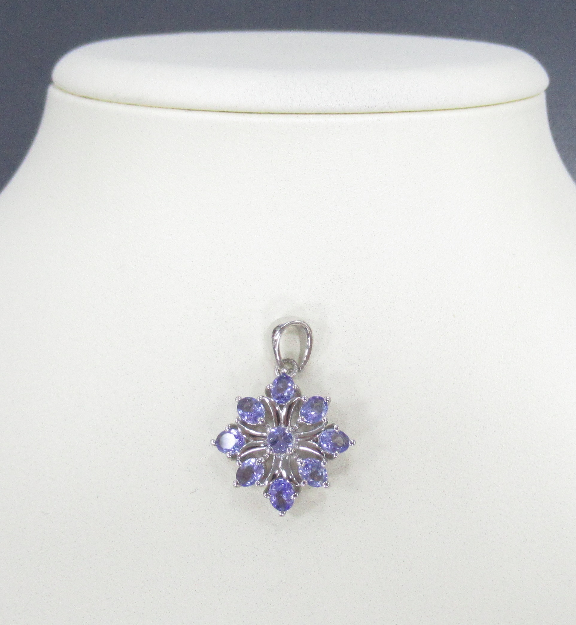 Серебряная подвеска 925 пробы; вставки 9 Танзанит 1,32 ct;